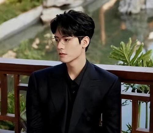 龚俊化妆师爆料了吗视频,揭秘明星化妆幕后故事  第3张